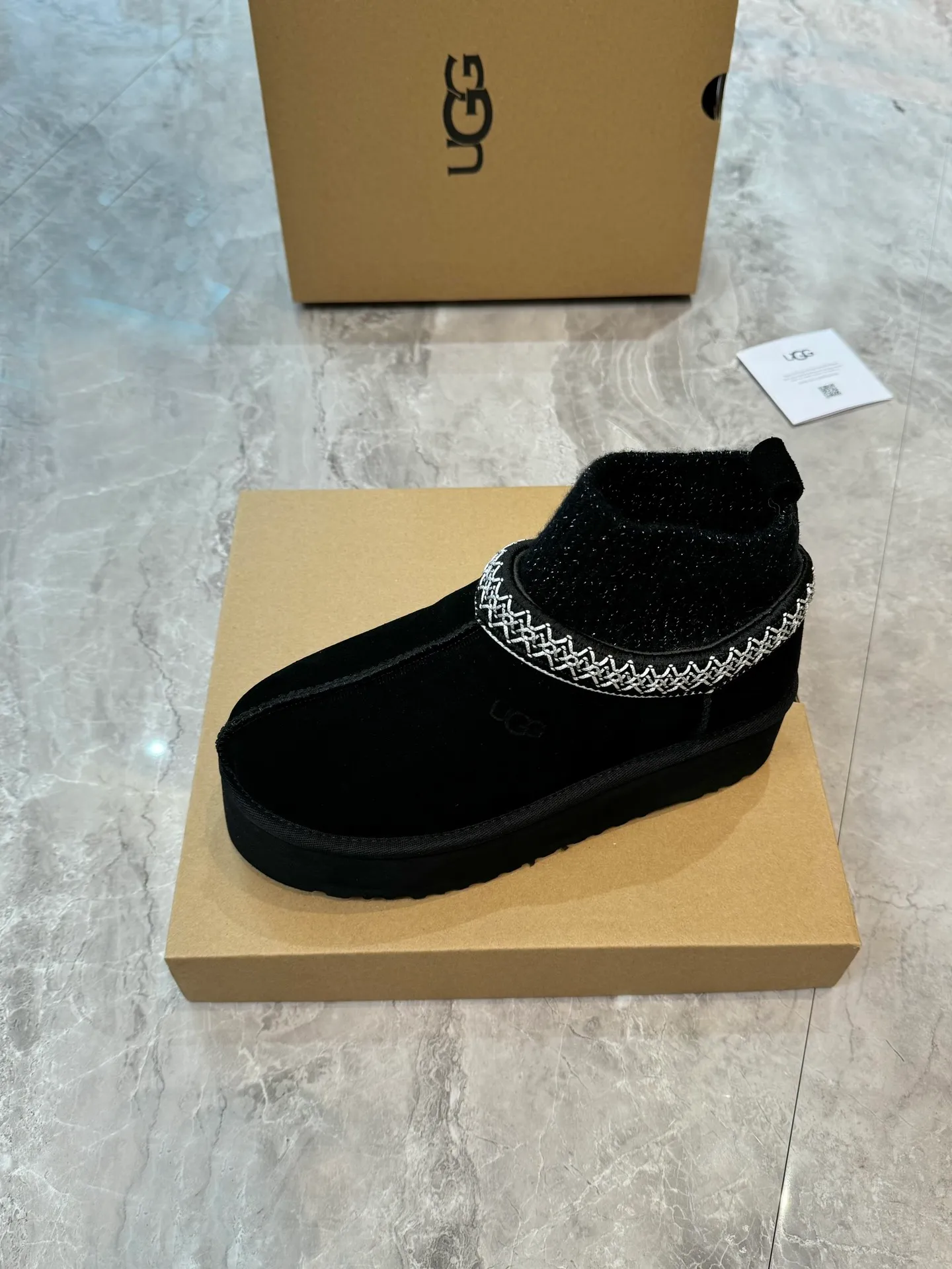 Self-pickup 💰520 New snow boots 1125956 Ethnic style plus sock cover, the sock cover is inserted into the wool. The surface is made of imported silk cow suede, and the inner part is made of Longfeng fur. Foam outsole has light anti-slip characteristics. Four colors, 35-40